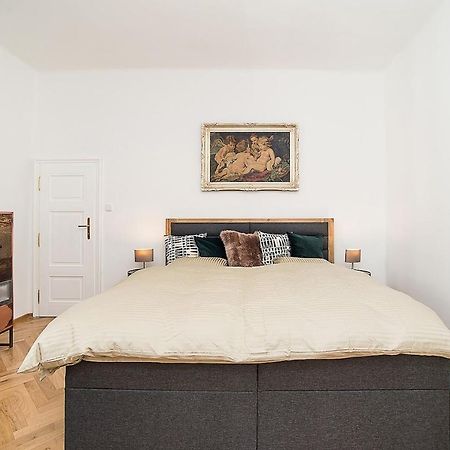 Newly Renovated 1-Bed Apartment At Charles Bridge プラハ エクステリア 写真