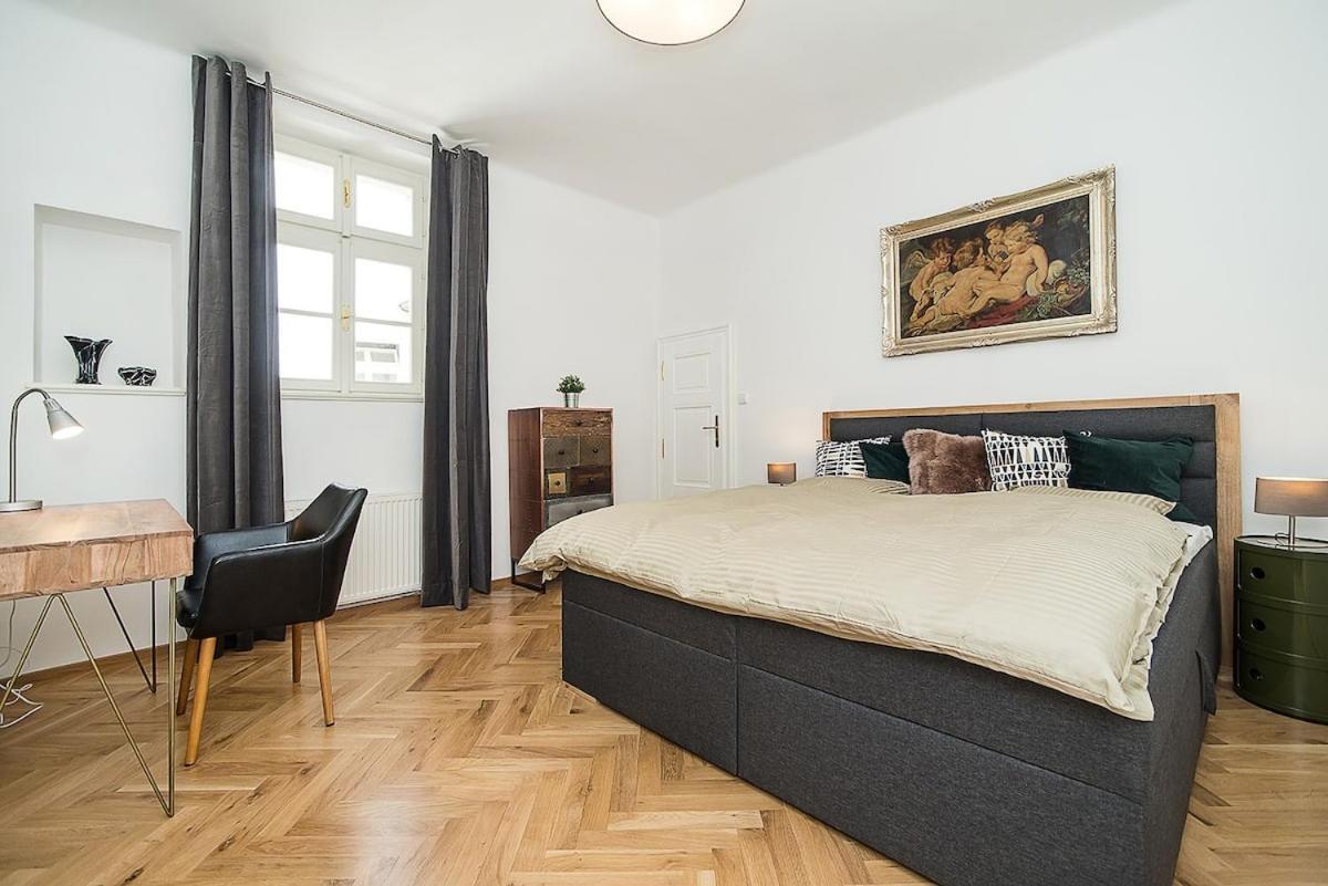 Newly Renovated 1-Bed Apartment At Charles Bridge プラハ エクステリア 写真