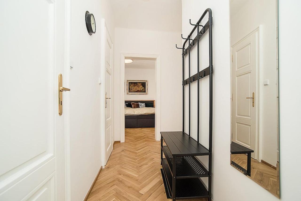 Newly Renovated 1-Bed Apartment At Charles Bridge プラハ エクステリア 写真